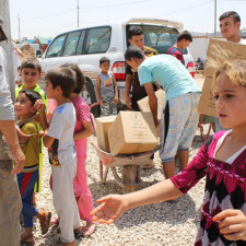 (Deutsch) KRG Vertretung verteilt Sachspenden an Vertriebene in der Region Kurdistan