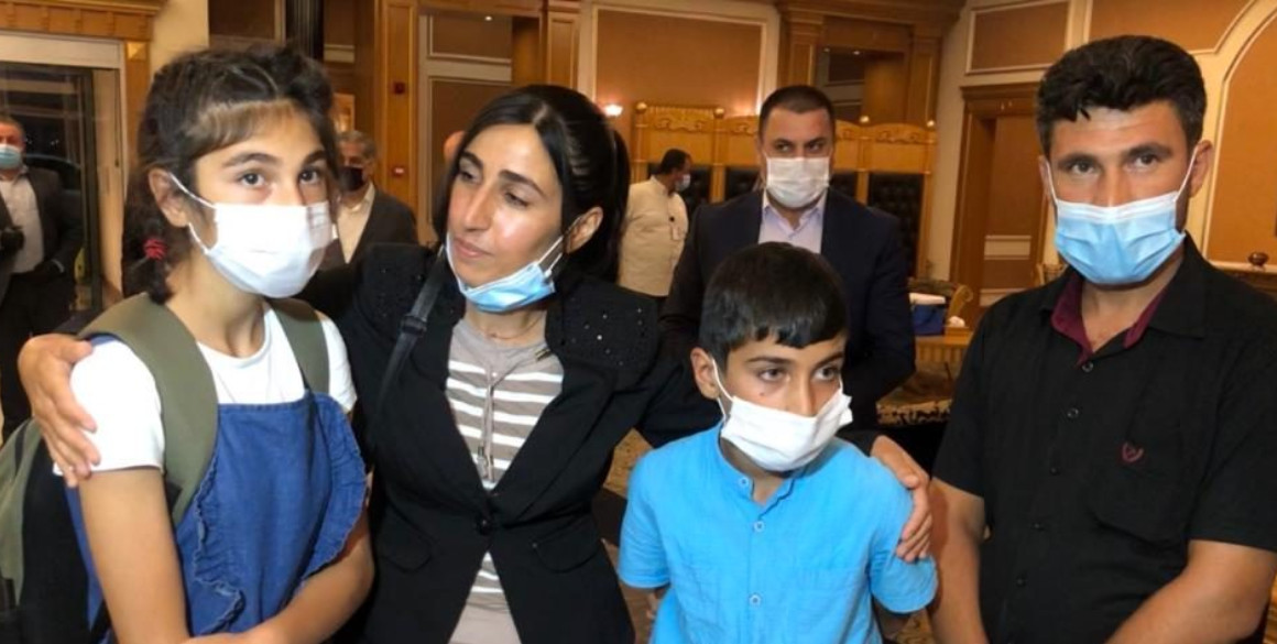 Zwei jesidische Kinder sind mit ihrer Familie in der Region Kurdistan wieder vereint