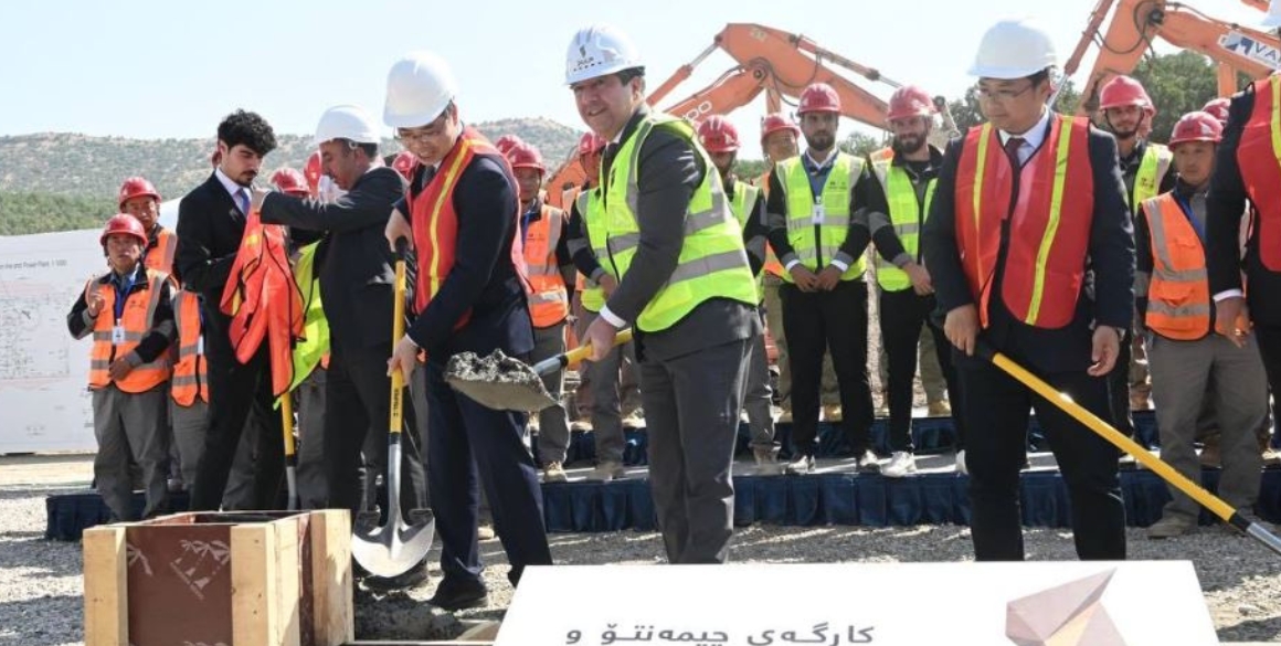 Premierminister Barzani legt Grundstein für Dabeen-Zementfabrik in Safeen