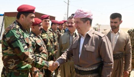 Premierminister Barzani besucht Peschmerga in Prde