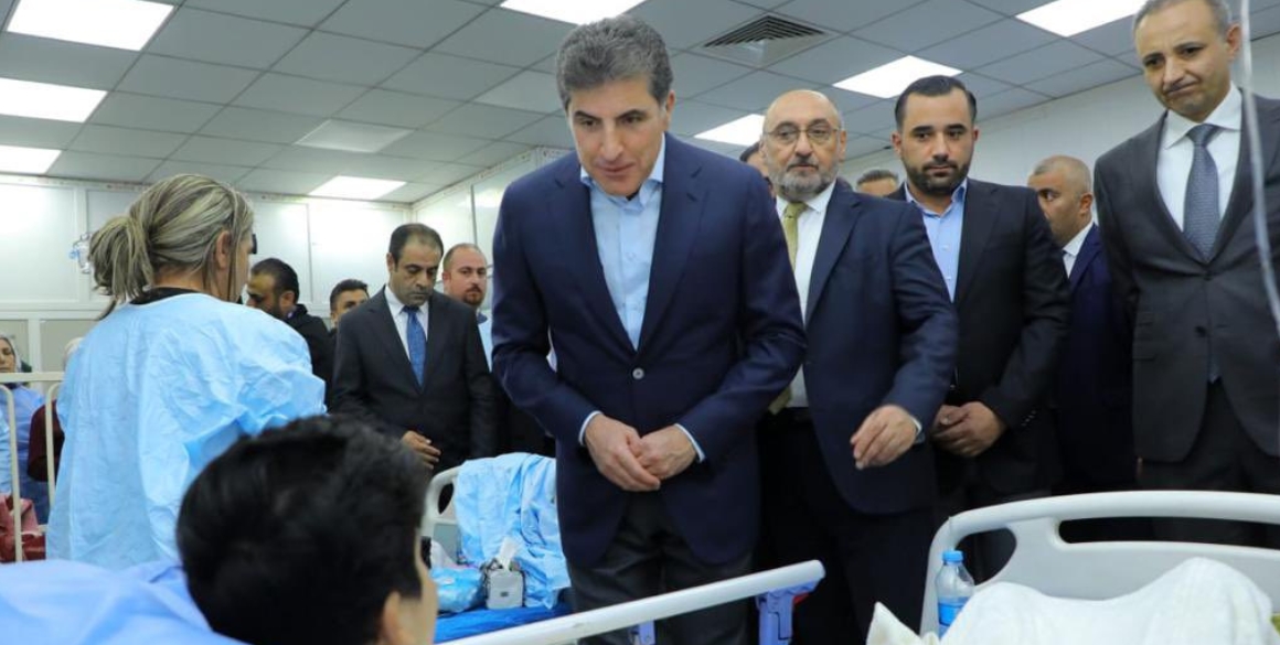 Präsident Barzani besucht Verletzte der Brandkatastrophe von Bakhdida