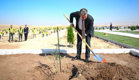 Premierminister Barzani pflanzt ersten Baum des Green Belt-Projekts