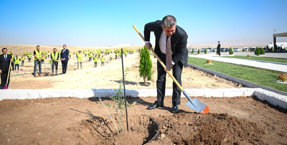Premierminister Barzani pflanzt ersten Baum des Green Belt-Projekts